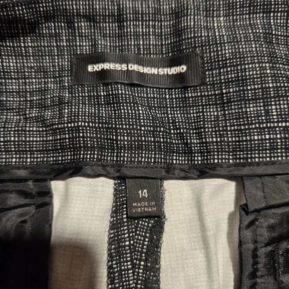 Express Black/White Classic Shorts with Pockets and Belt Loops Size 14 - Picture 2 of 5